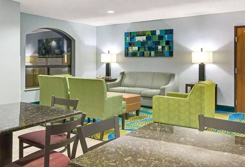 فندق Days Inn By Wyndham Dallas Garland West