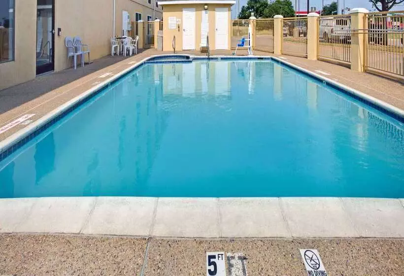 فندق Days Inn By Wyndham Dallas Garland West