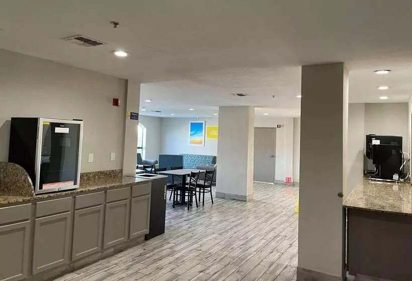 فندق Days Inn By Wyndham Dallas Garland West