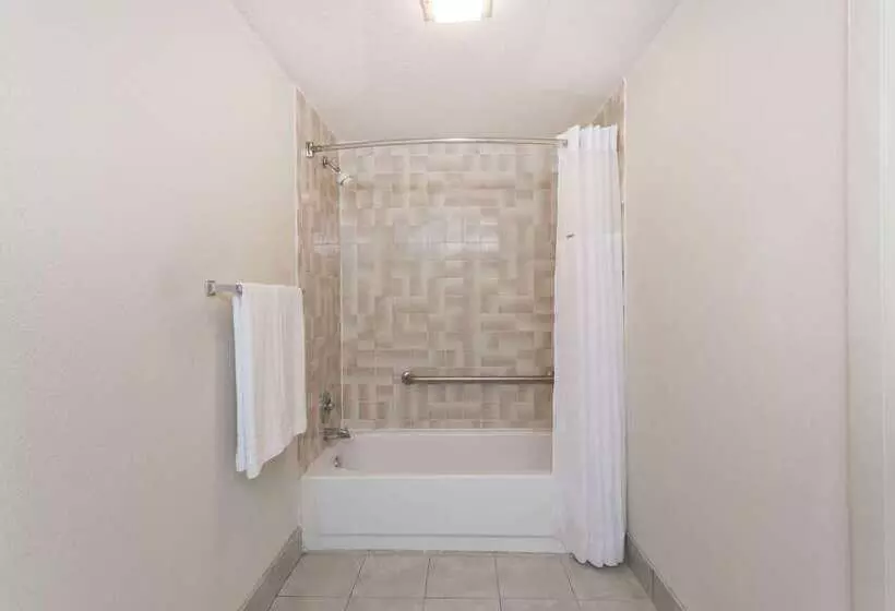 هتل Days Inn By Wyndham Winston Salem North