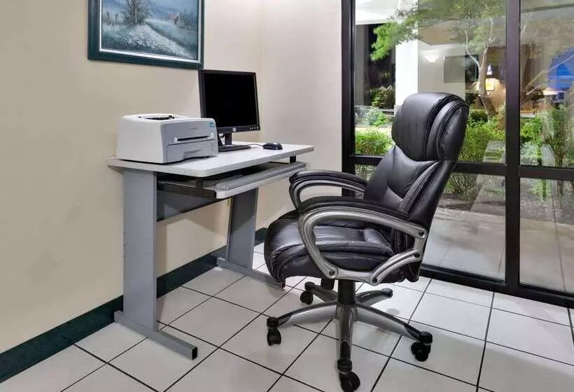 هتل Days Inn & Suites By Wyndham Bentonville