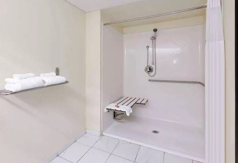 هتل Days Inn & Suites By Wyndham Bentonville