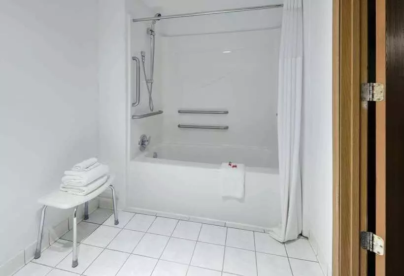 هتل Days Inn & Suites By Wyndham Bentonville