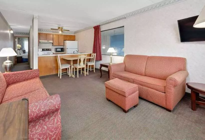 هتل Days Inn & Suites By Wyndham Bentonville