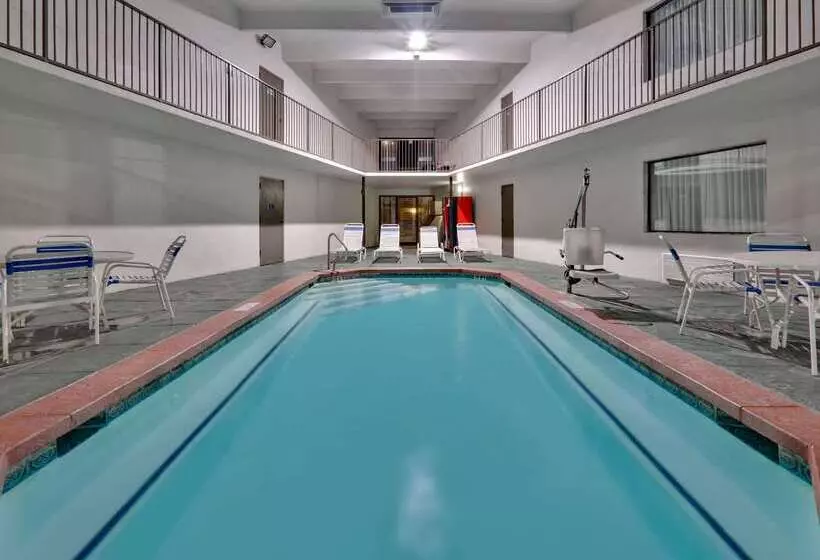 هتل Days Inn & Suites By Wyndham Bentonville