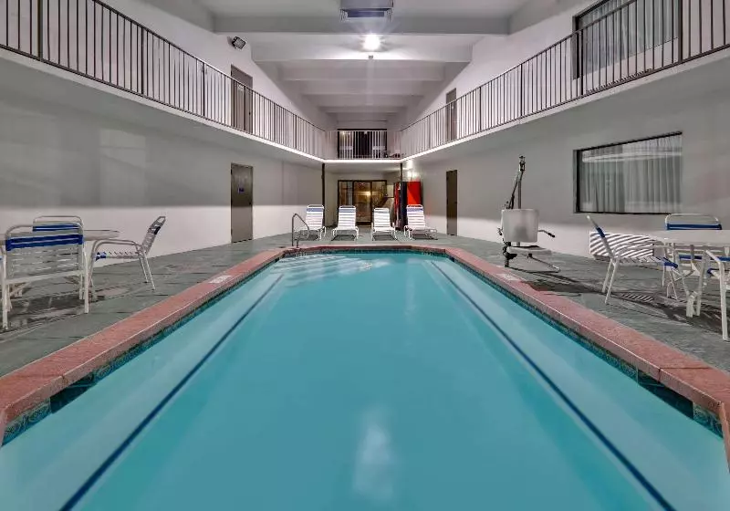 هتل Days Inn & Suites By Wyndham Bentonville