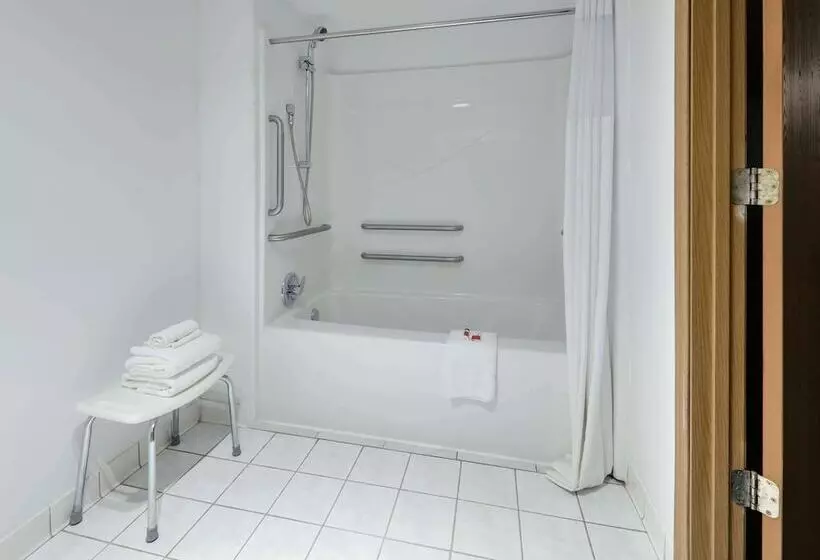 هتل Days Inn & Suites By Wyndham Bentonville