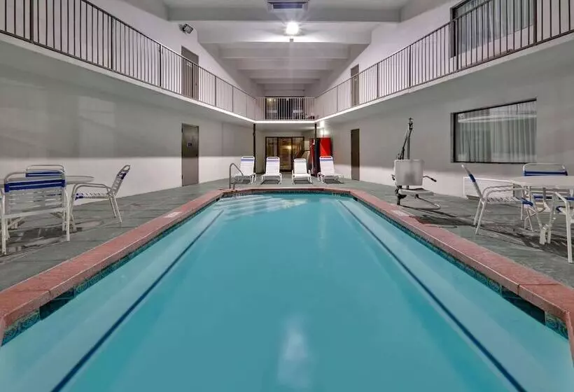 هتل Days Inn & Suites By Wyndham Bentonville