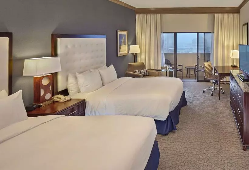 هتل Doubletree By Hilton Little Rock