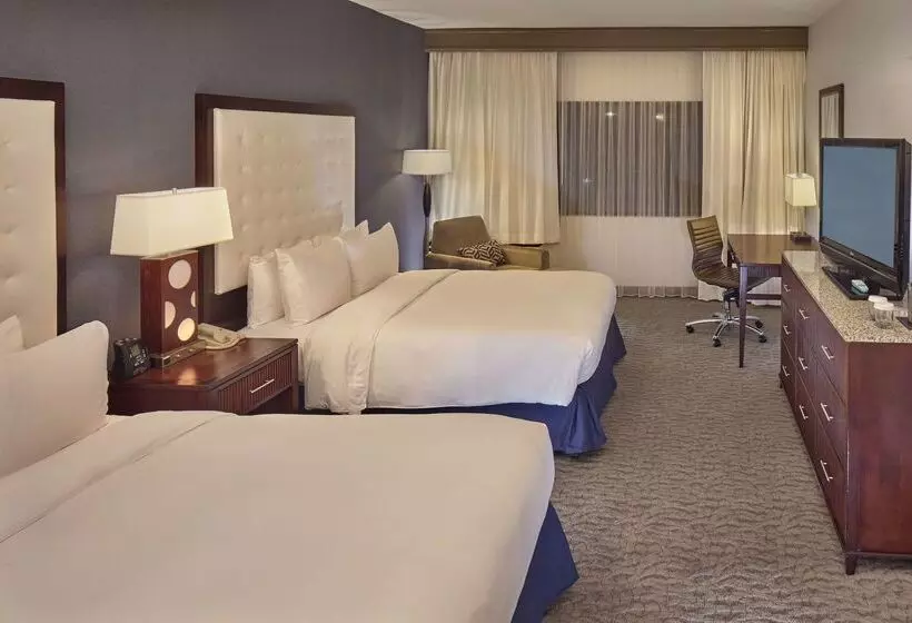 هتل Doubletree By Hilton Little Rock