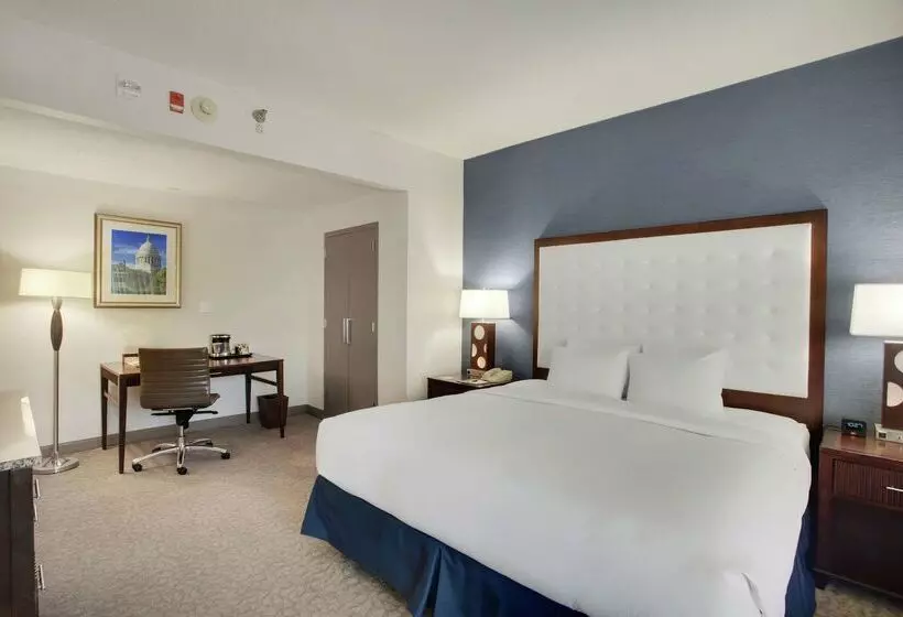 هتل Doubletree By Hilton Little Rock