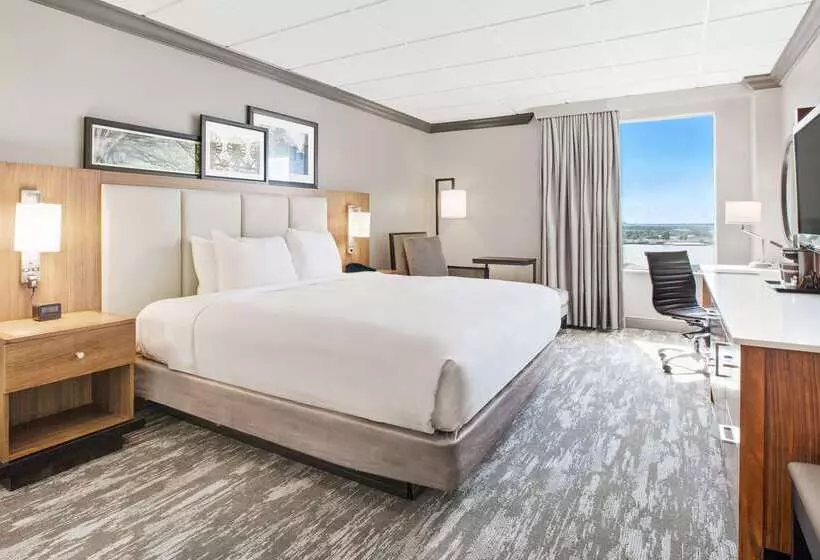 هتل Doubletree By Hilton New Orleans