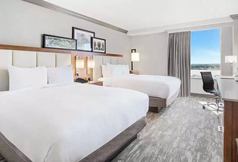 هتل Doubletree By Hilton New Orleans