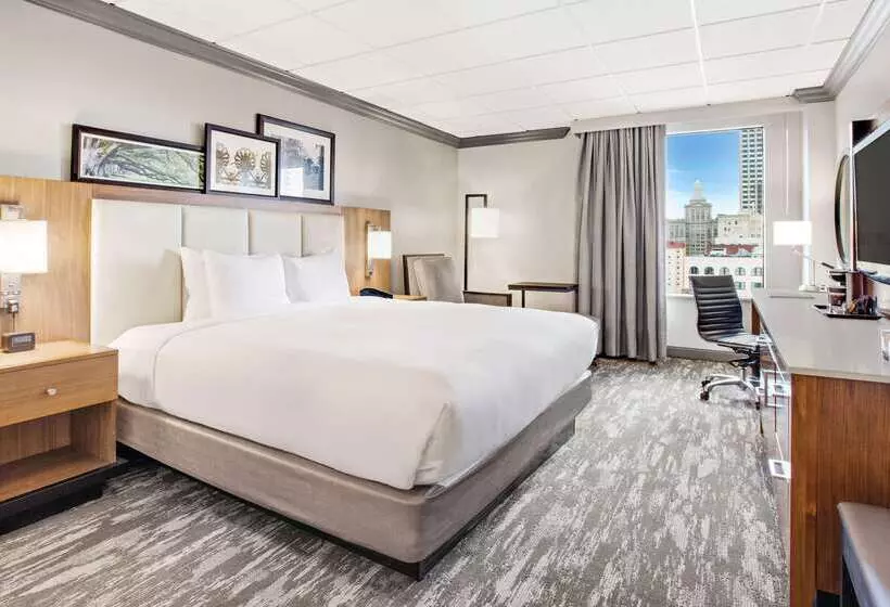هتل Doubletree By Hilton New Orleans