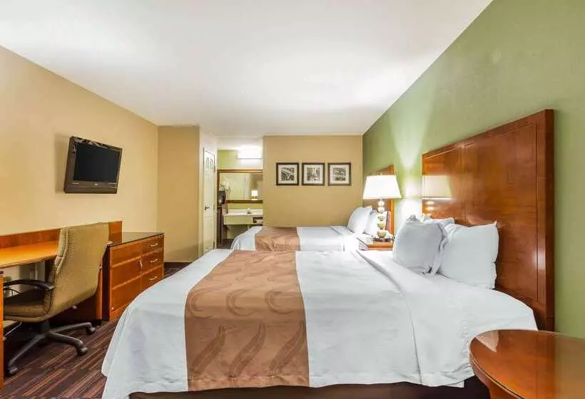 호텔 Quality Inn & Suites Near Robins Air Force Base