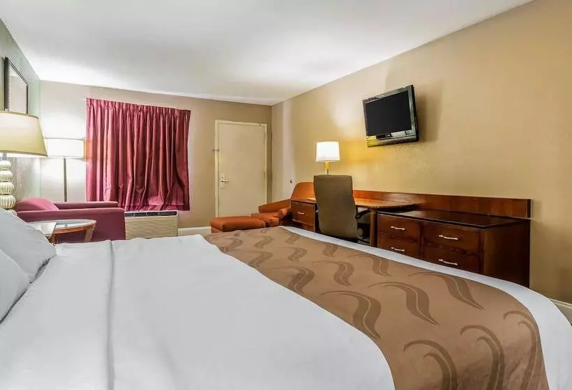 호텔 Quality Inn & Suites Near Robins Air Force Base
