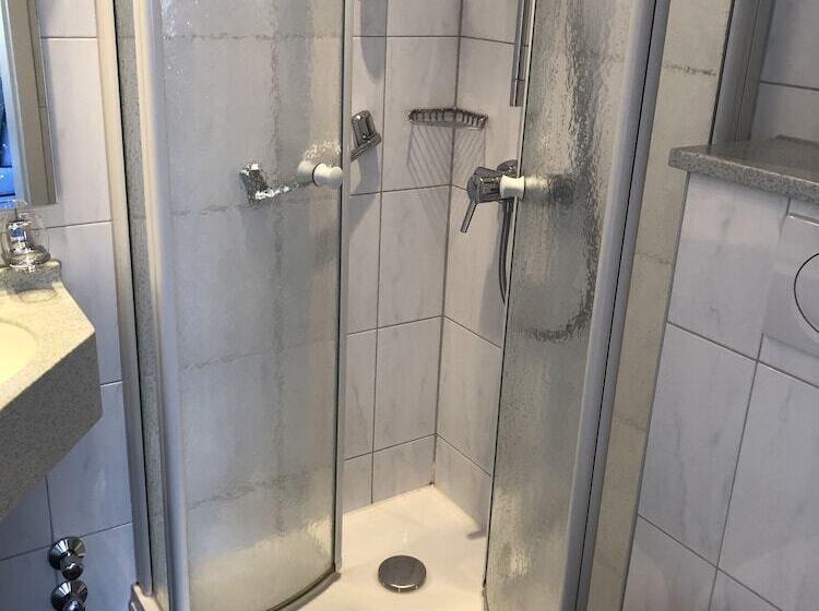 簡易ホテル Landgasthaus Zur Linde