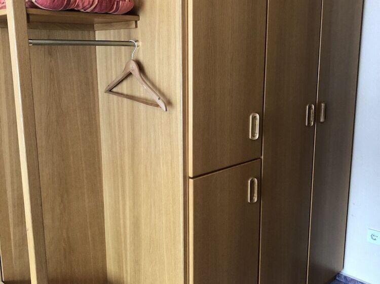 簡易ホテル Landgasthaus Zur Linde