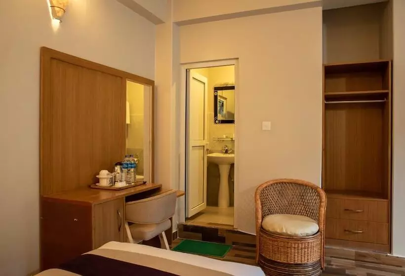 هتل Busy Bee Resort, Pokhara