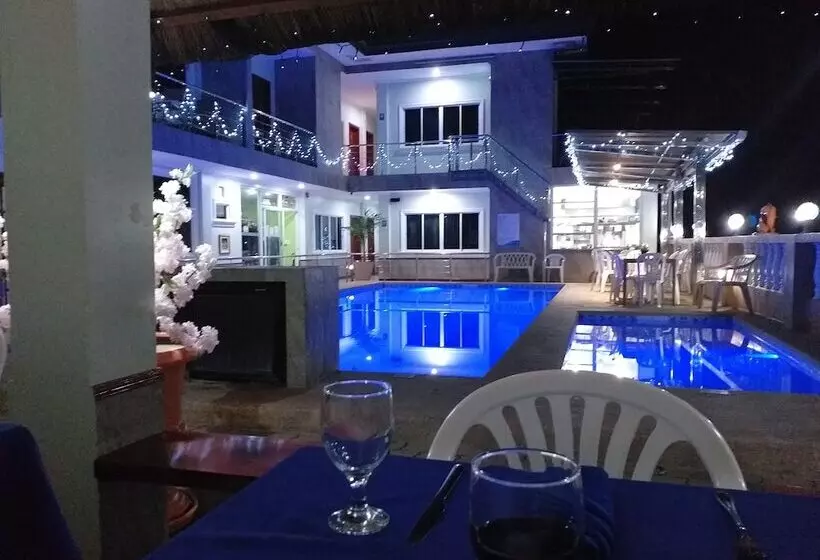 Hotelli Ocean Breeze Resort