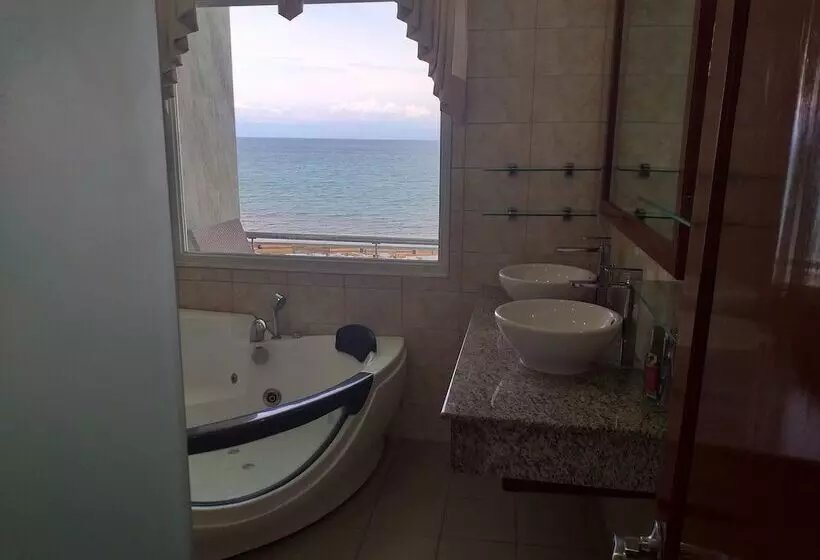 Hotelli Ocean Breeze Resort