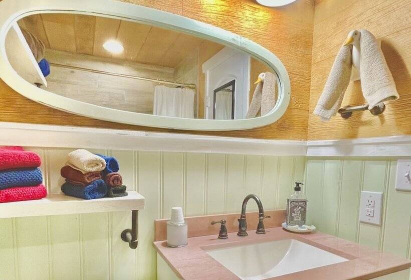 Hotel The Alexander At Creek Road