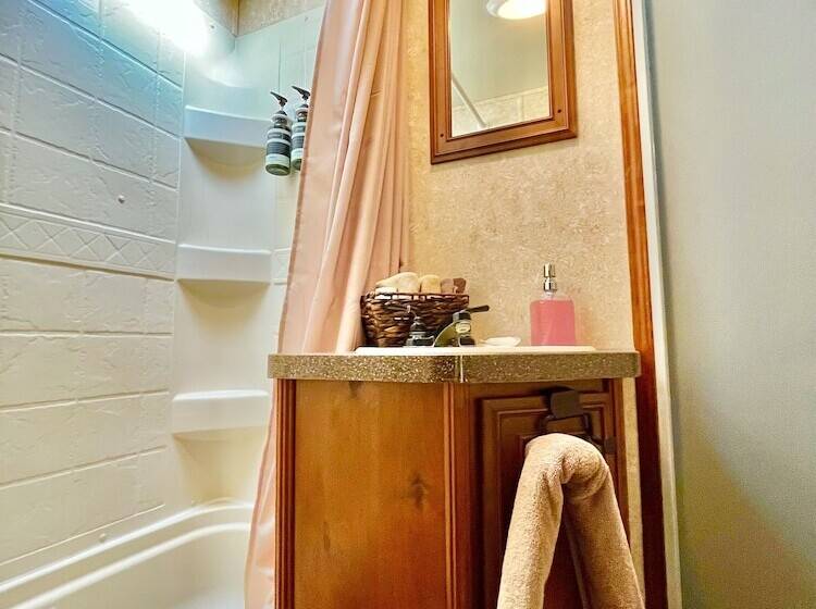 Hotel The Alexander At Creek Road