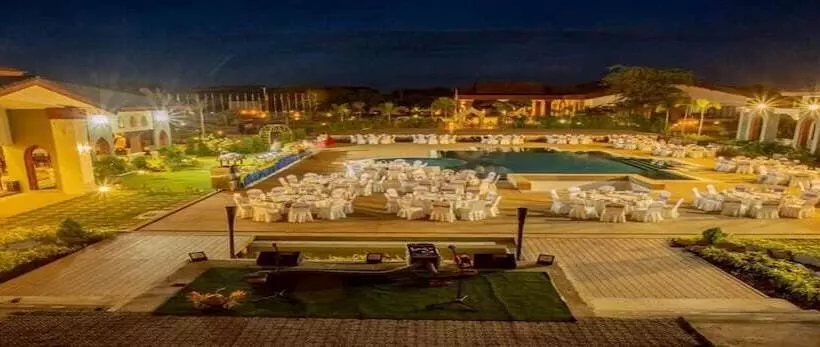 هتل Lustre Bagan Resort