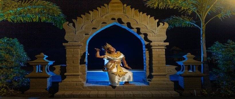 هتل Lustre Bagan Resort