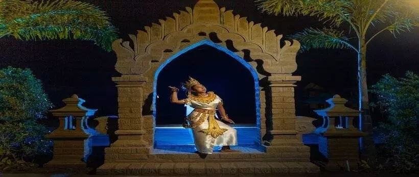 هتل Lustre Bagan Resort