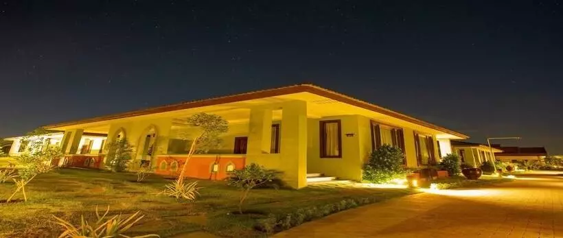 هتل Lustre Bagan Resort