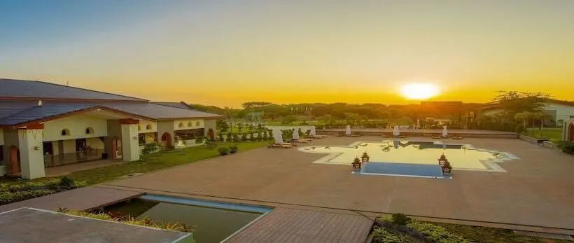 هتل Lustre Bagan Resort