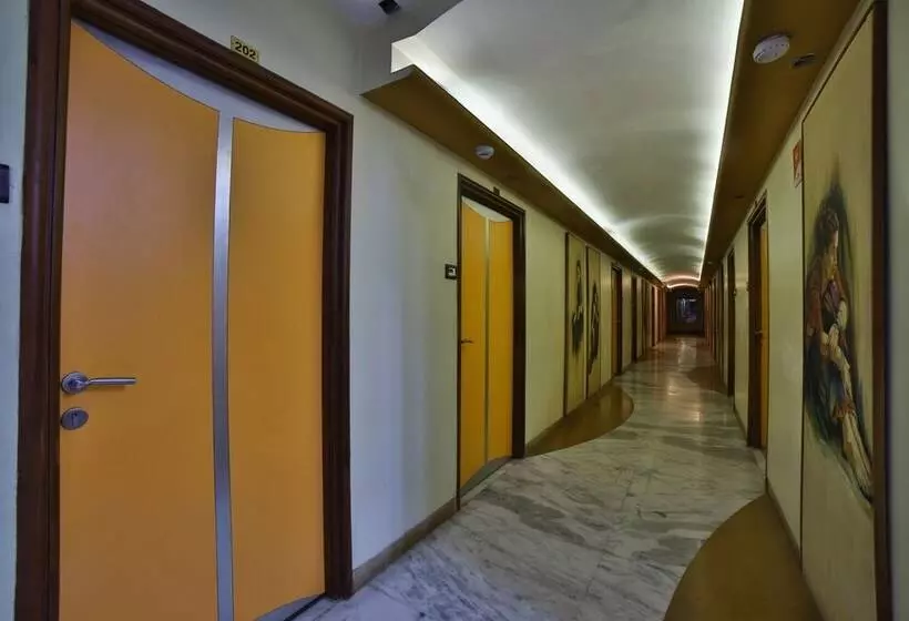 Hotelli The Emerald By Oyo Rooms