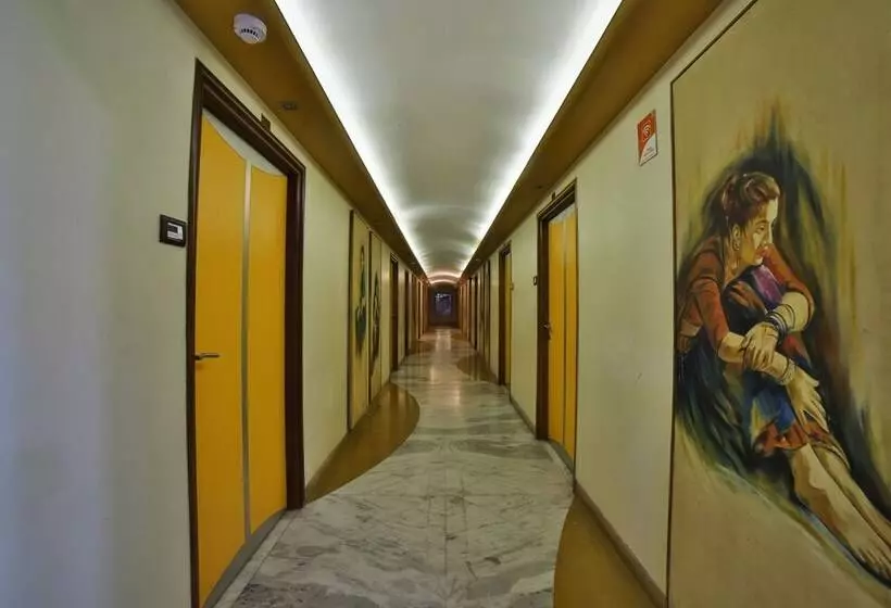 Hotelli The Emerald By Oyo Rooms