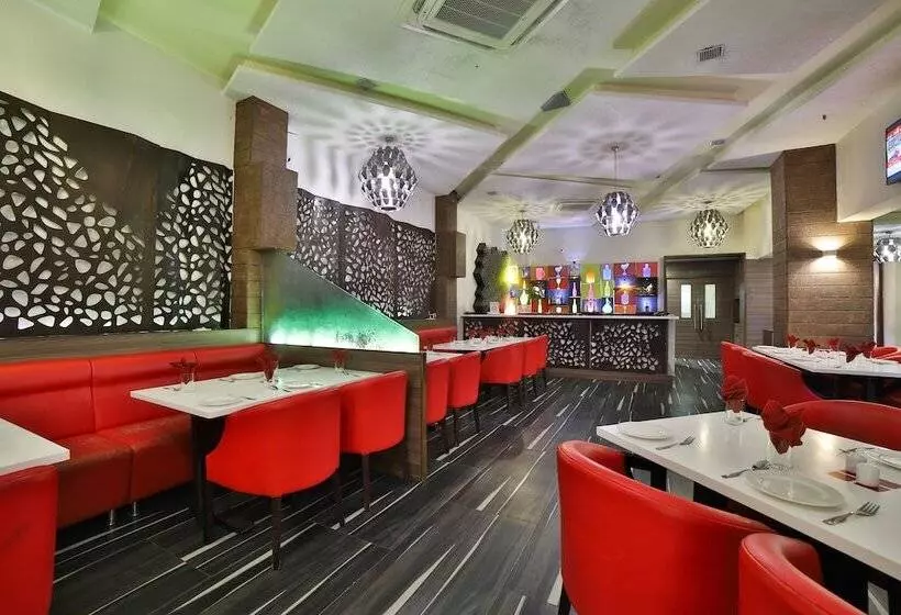 Hotelli The Emerald By Oyo Rooms