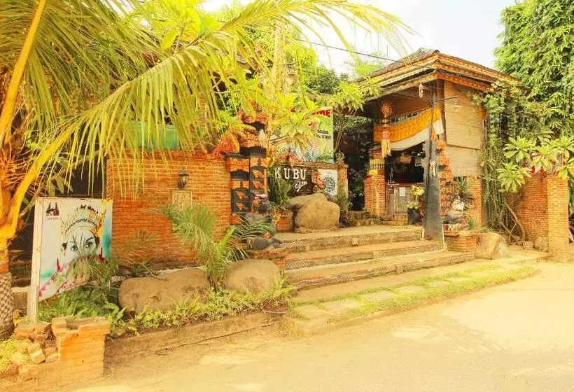 ユースホステル Villa And Resto Kubu Selem Etnik Bali By Oyo Rooms