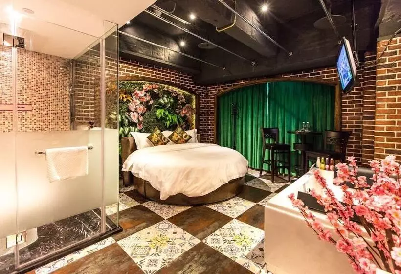 هتل Love Of Swan Theme