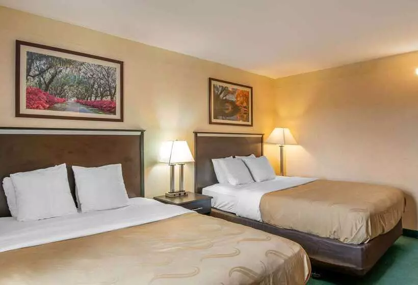 בית מלון כפרי Quality Inn