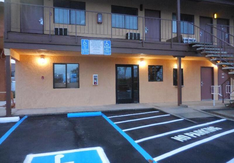 فندق على الطريق Best Economy Inn & Suites