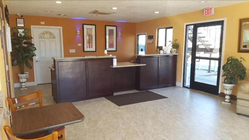 فندق على الطريق Best Economy Inn & Suites