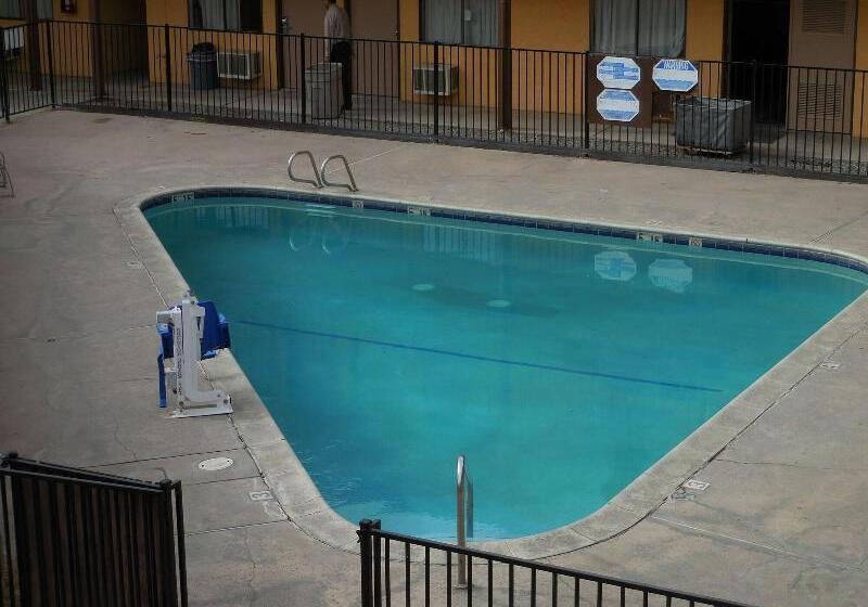 فندق على الطريق Best Economy Inn & Suites