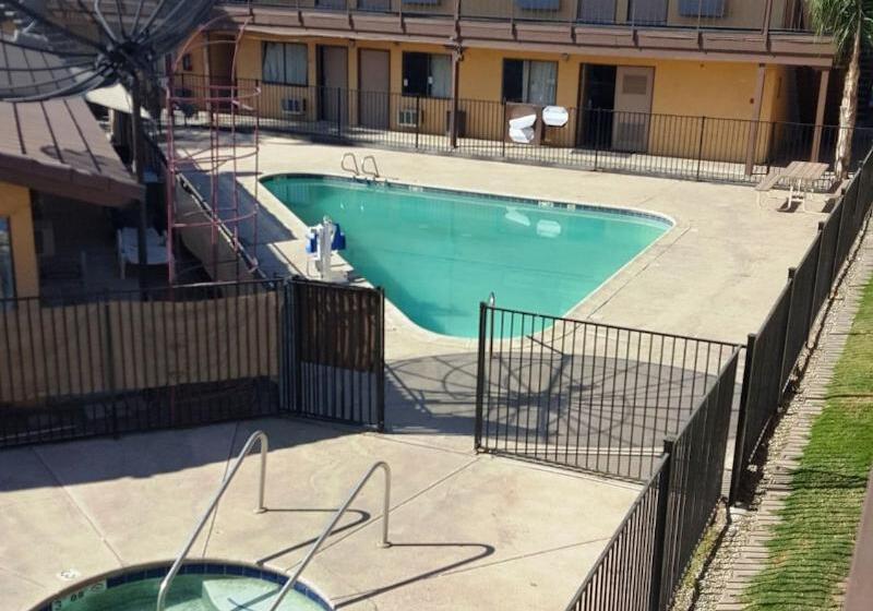 فندق على الطريق Best Economy Inn & Suites