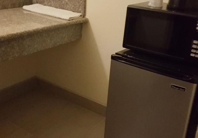 فندق على الطريق Best Economy Inn & Suites