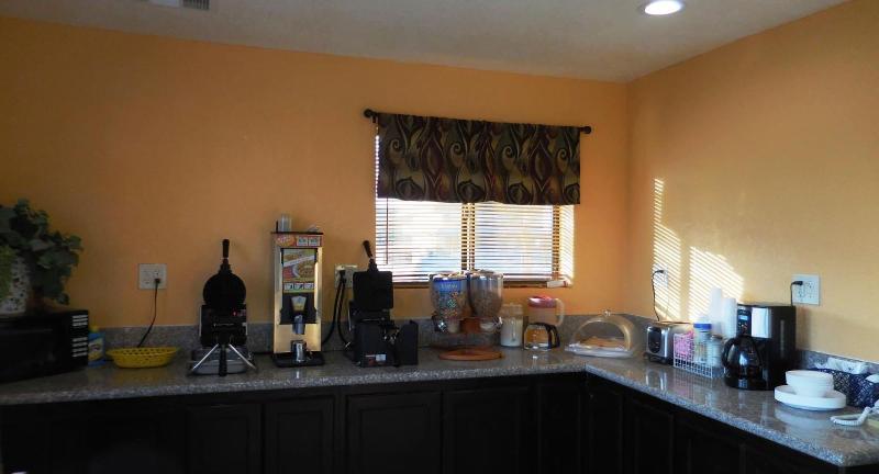 فندق على الطريق Best Economy Inn & Suites