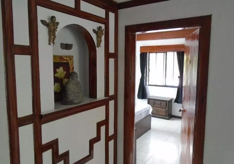 ホテル The Victorian