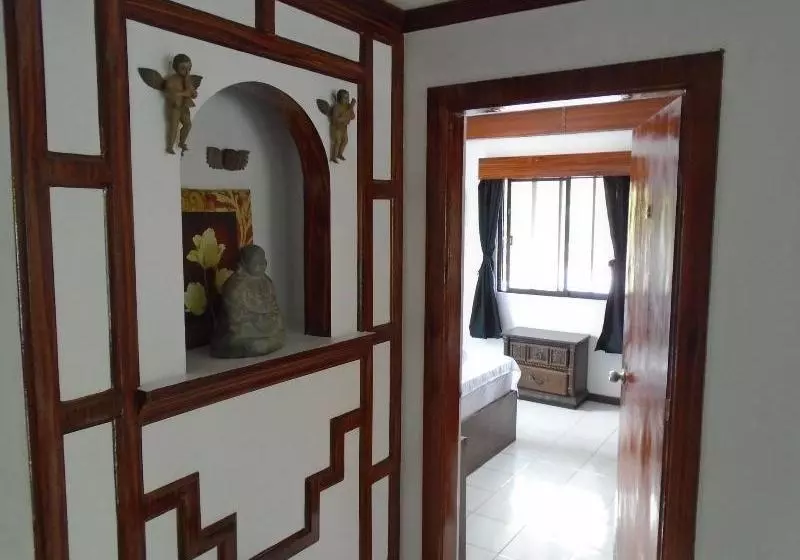 ホテル The Victorian