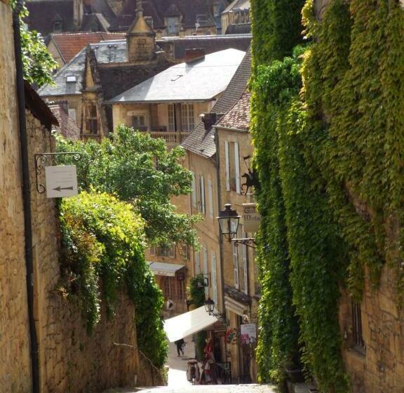 Centrally Located Sarlat Apartment With Medieval Town Views