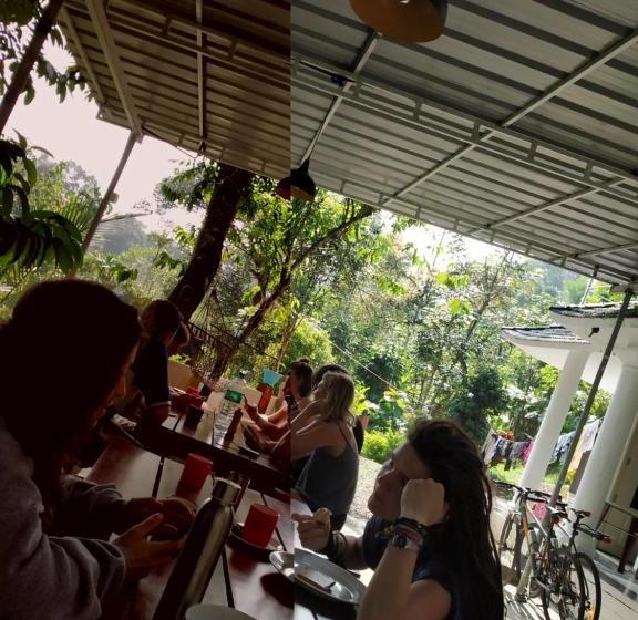 הוסטל Gostops Munnar Rooms & Dorms