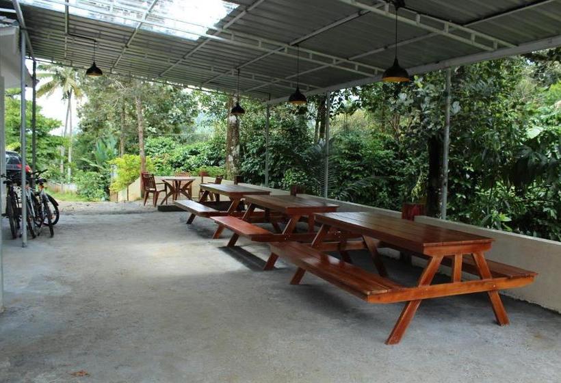 הוסטל Gostops Munnar Rooms & Dorms