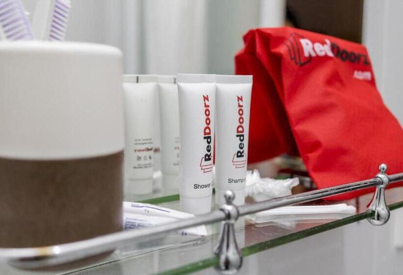 فندق Reddoorz Plus Near Jakarta Kota Station